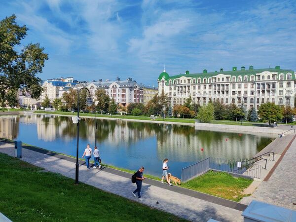 Падающая башня и "замки": выходные в одном из самых необычных городов