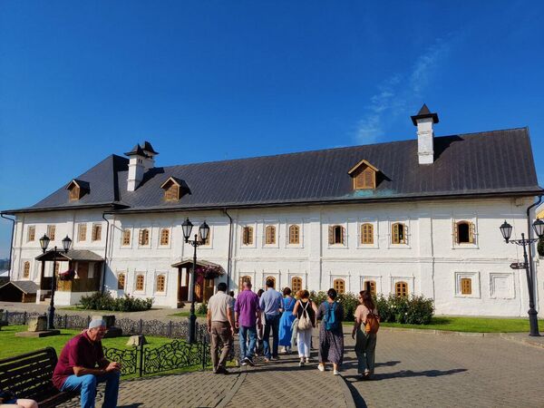 Падающая башня и "замки": выходные в одном из самых необычных городов