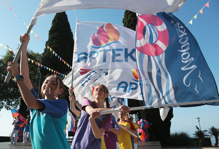 От брезентовых палаток до космических технологий: как менялся "Артек"