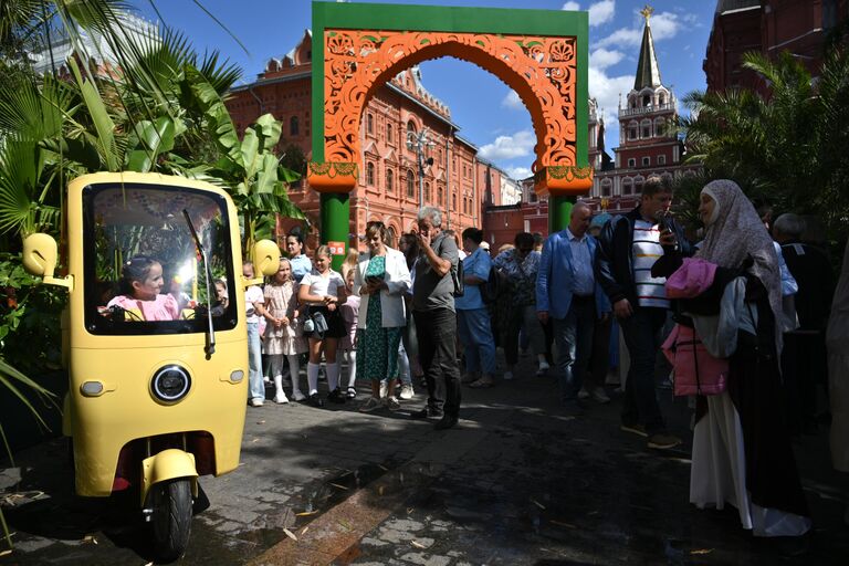 Яркие танцы и красочные костюмы: в Москве открылся фестиваль культуры Индии