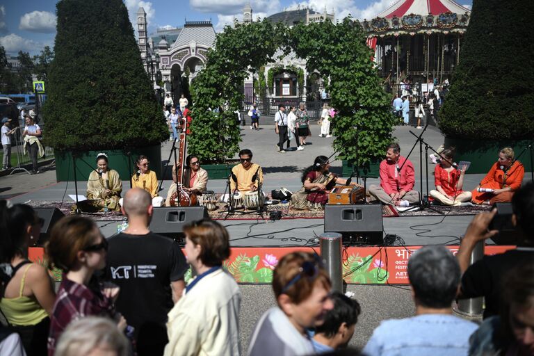 Яркие танцы и красочные костюмы: в Москве открылся фестиваль культуры Индии