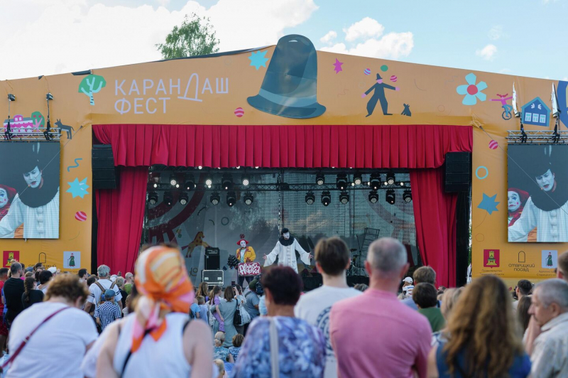 Клоуны, мимы, акробаты: в Старице с аншлагом прошел первый "Карандаш-фест"