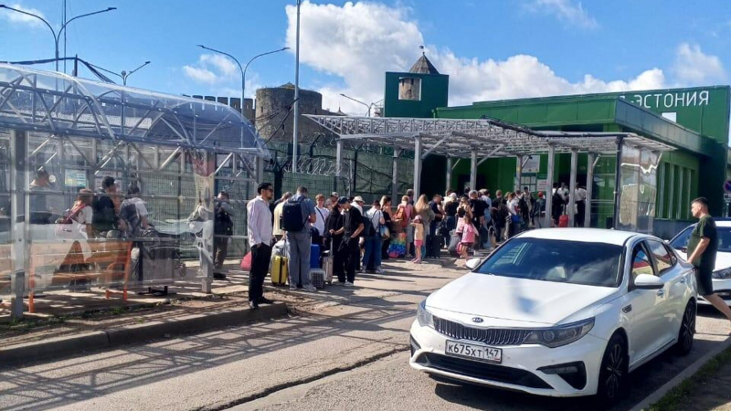 Туристам посоветовали выбирать маршруты в обход Крымского моста