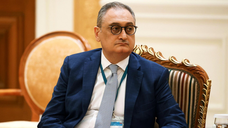 Титов призвал разрешить китайские платежные системы в России
