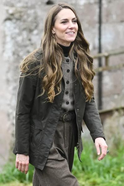 Как Кейт Миддлтон комбинирует сразу три осенних тренда в одном образе