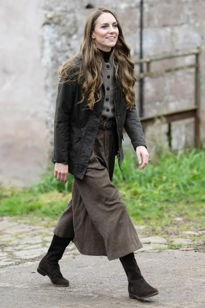 Как Кейт Миддлтон комбинирует сразу три осенних тренда в одном образе