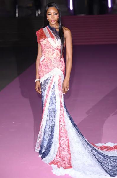 Платье-флаг, много кожи, перья и декольте: лучшие образы звезд за месяц