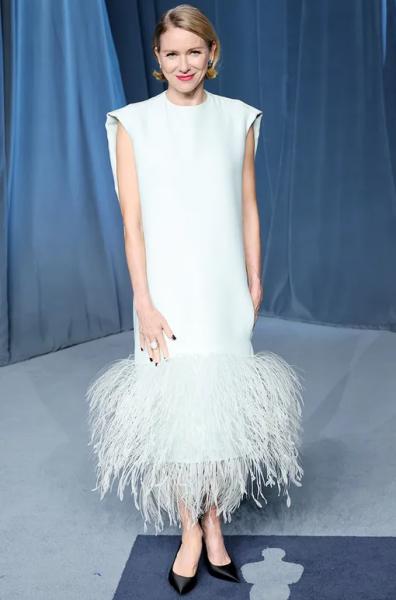 Платье-флаг, много кожи, перья и декольте: лучшие образы звезд за месяц