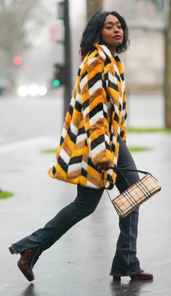 С какой обувью носить джинсы буткат - 3 образа от инфлюенсеров