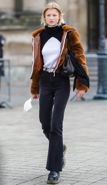 С какой обувью носить джинсы буткат - 3 образа от инфлюенсеров