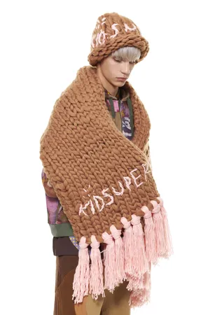 15 ярких шарфов, которые вытянут даже самый скучный образ