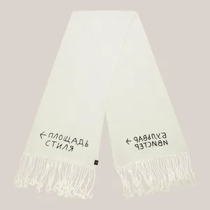 15 ярких шарфов, которые вытянут даже самый скучный образ