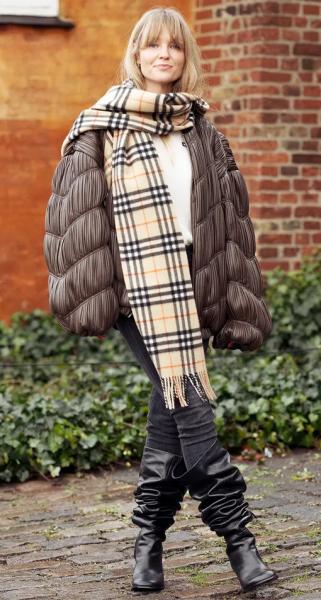 15 ярких шарфов, которые вытянут даже самый скучный образ