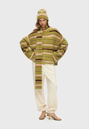 15 ярких шарфов, которые вытянут даже самый скучный образ