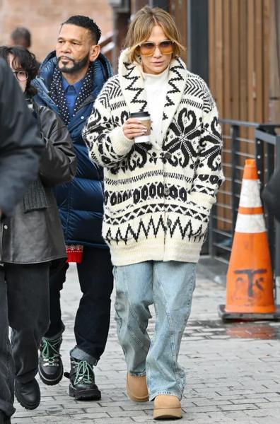 5 уютных зимних образов Дженнифер Лопес, которые легко повторить