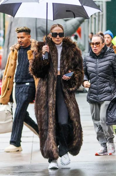 5 уютных зимних образов Дженнифер Лопес, которые легко повторить