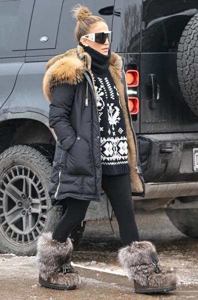 5 уютных зимних образов Дженнифер Лопес, которые легко повторить