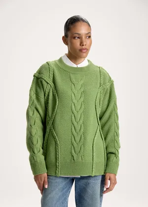 Годы идут, а свитеры с косами всё еще в топе – вот 12 уютных моделей