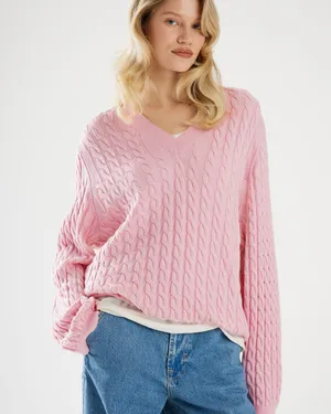 Годы идут, а свитеры с косами всё еще в топе – вот 12 уютных моделей