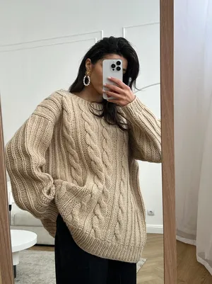 Годы идут, а свитеры с косами всё еще в топе – вот 12 уютных моделей