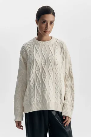 Годы идут, а свитеры с косами всё еще в топе – вот 12 уютных моделей