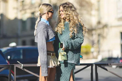 Годы идут, а свитеры с косами всё еще в топе – вот 12 уютных моделей