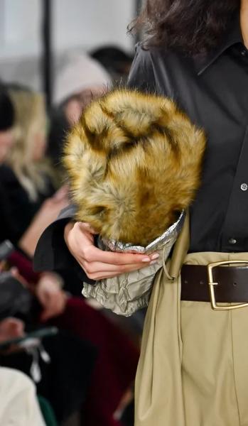 «Морщинистая сумка» – главный тренд зимы-2025/2026