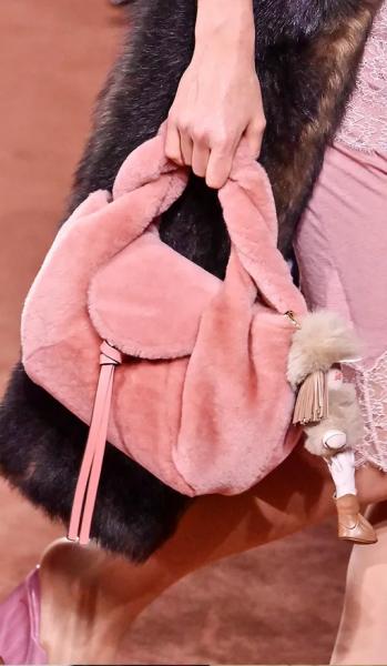 «Морщинистая сумка» – главный тренд зимы-2025/2026