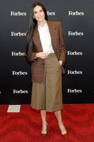 Не покупай деловой костюм, пока не увидишь этот образ Деми Мур