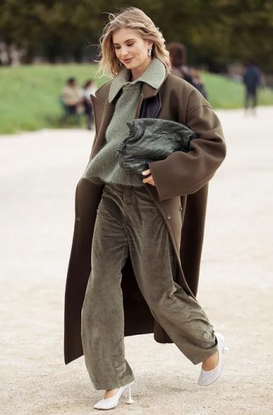 Вельветовые брюки этих трех цветов носят сейчас модные инфлюенсеры