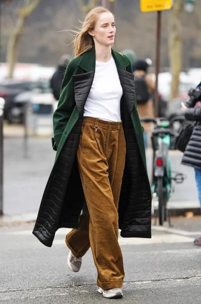 Вельветовые брюки этих трех цветов носят сейчас модные инфлюенсеры