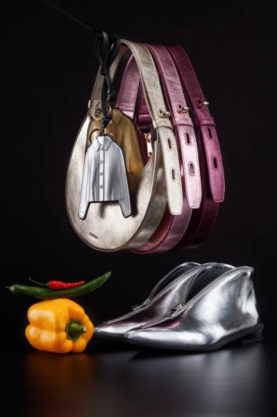 Модный дайджест недели: собираемся на корпоратив и ищем стильные новогодние подарки