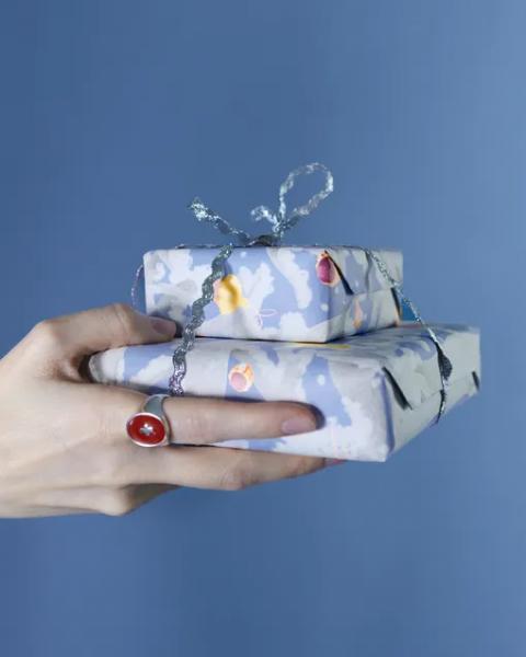 Модный дайджест недели: собираемся на корпоратив и ищем стильные новогодние подарки