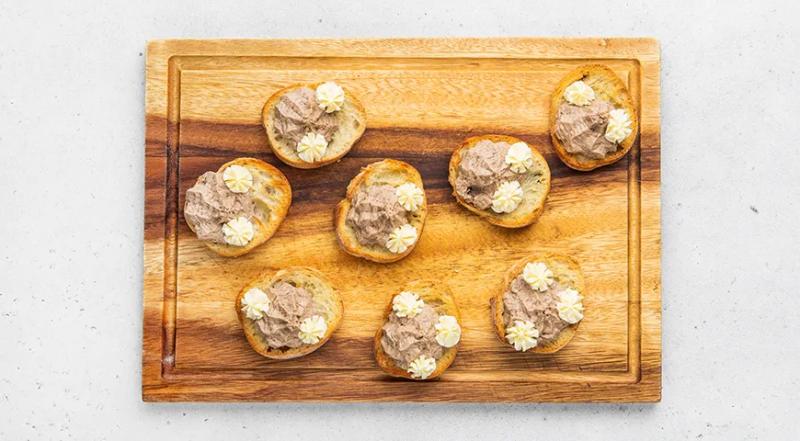 Новогодние канапе с паштетом, пошаговый рецепт с фото на 67 ккал