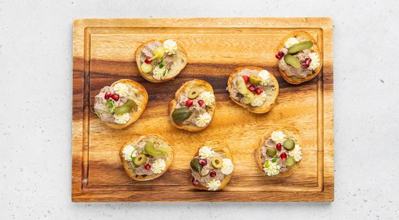 Новогодние канапе с паштетом, пошаговый рецепт с фото на 67 ккал