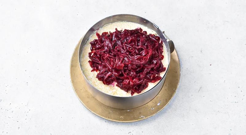 Селедка под шубой с икрой мойвы, пошаговый рецепт с фото на 285 ккал