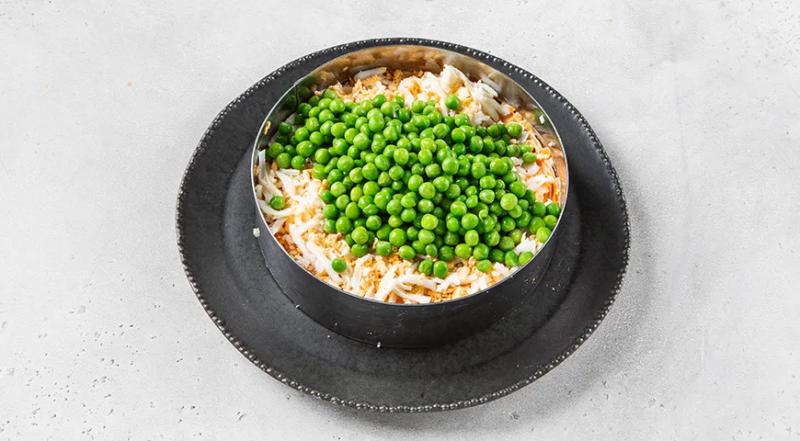 Селедка под шубой с зеленым горошком, пошаговый рецепт с фото на 1109 ккал