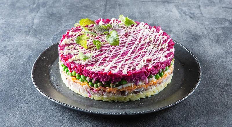 Селедка под шубой с зеленым горошком, пошаговый рецепт с фото на 1109 ккал