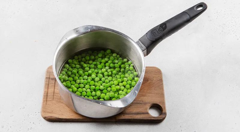 Селедка под шубой с зеленым горошком, пошаговый рецепт с фото на 1109 ккал