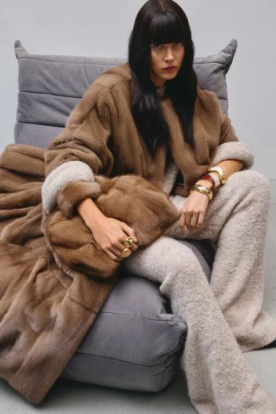 Срочно собираемся на Новый год и выбираем подарки: последний фэшн-дайджест 2025 года