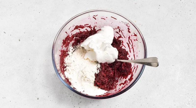 Свекольный рулет с сельдью и творожным сыром, пошаговый рецепт с фото на 355 ккал