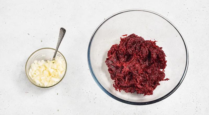 Свекольный рулет с сельдью и творожным сыром, пошаговый рецепт с фото на 355 ккал