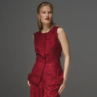 В последний момент: 12 модных вещей красного цвета для идеального новогоднего образа