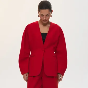 В последний момент: 12 модных вещей красного цвета для идеального новогоднего образа