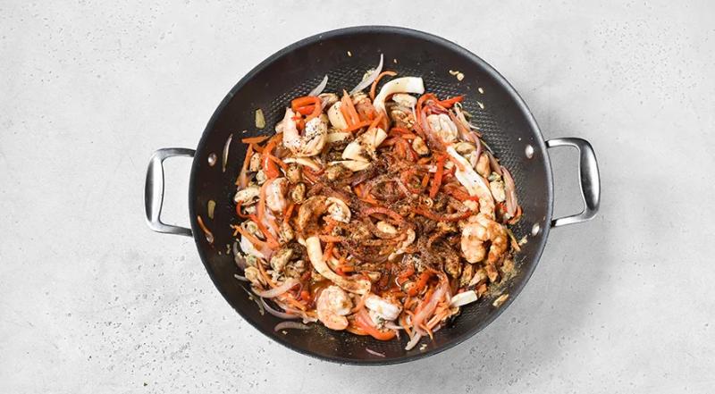 Фунчоза с морепродуктами и овощами, пошаговый рецепт с фото на 485 ккал