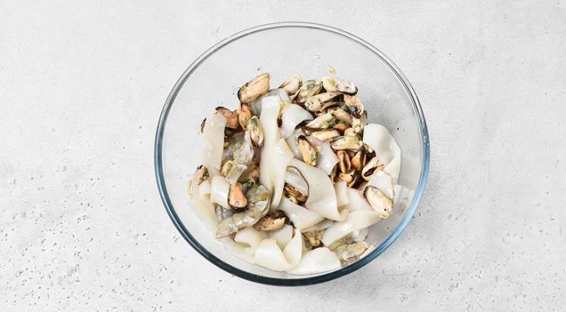 Фунчоза с морепродуктами и овощами, пошаговый рецепт с фото на 485 ккал