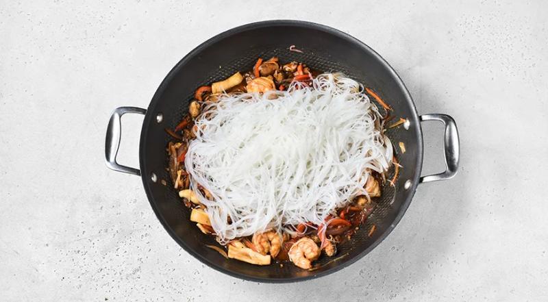 Фунчоза с морепродуктами и овощами, пошаговый рецепт с фото на 485 ккал