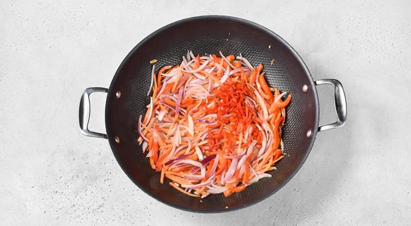 Фунчоза с морепродуктами и овощами, пошаговый рецепт с фото на 485 ккал