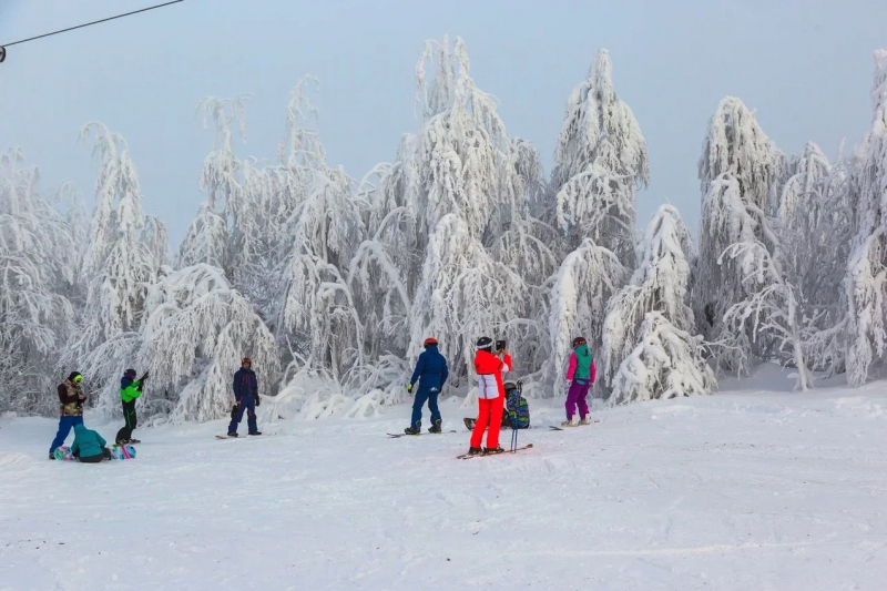 Горнолыжные курорты России 2025-2026: рейтинг лучших с ценами