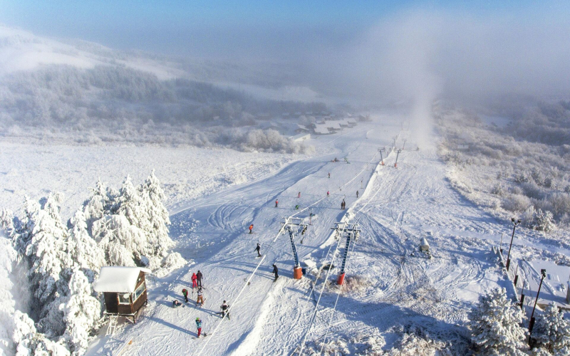 Горнолыжные курорты России 2025-2026: рейтинг лучших с ценами